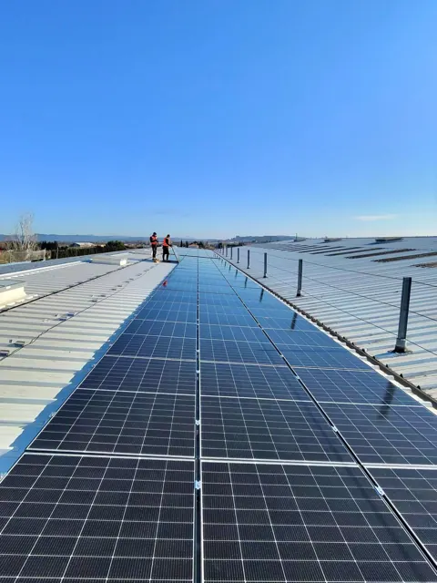 Centrale photovoltaïque sur grand toit commercial
