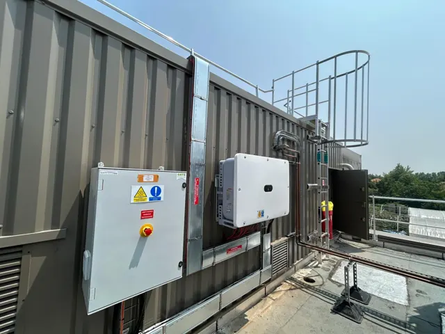 Coffret AC et onduleur installés en toiture terrasse