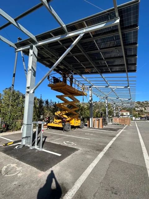 Construction d’une ombrière solaire de parking avec nacelle