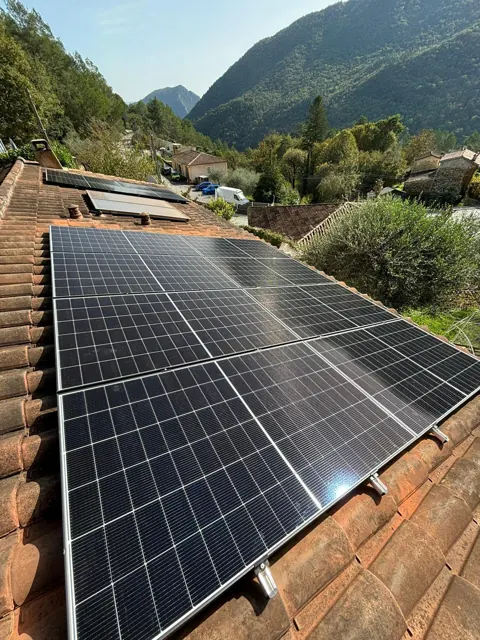 Installation de panneaux solaires sur toiture de maison en vallée