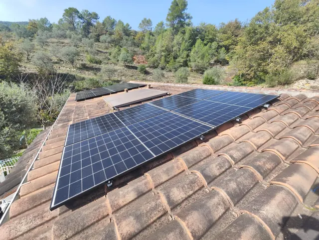 Installation solaire sur toiture de villa entourée d’oliviers