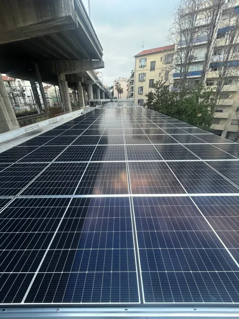 Rangées de modules photovoltaïques sur toiture urbaine