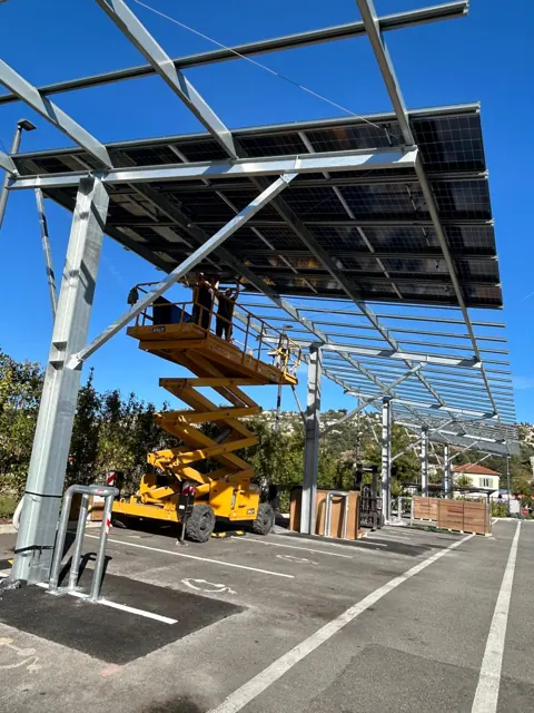 Montage des modules d’une ombrière photovoltaïque