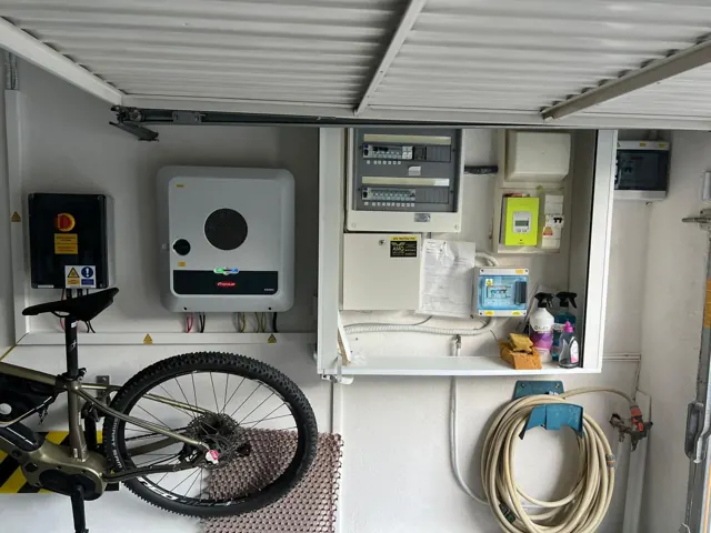 Onduleur hybride et compteur installés dans un garage