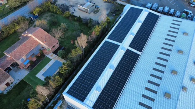 Panneaux photovoltaïques sur toiture bac acier d’entrepôt