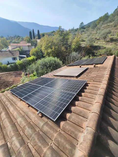 Panneaux solaires sur villa de l’arrière-pays
